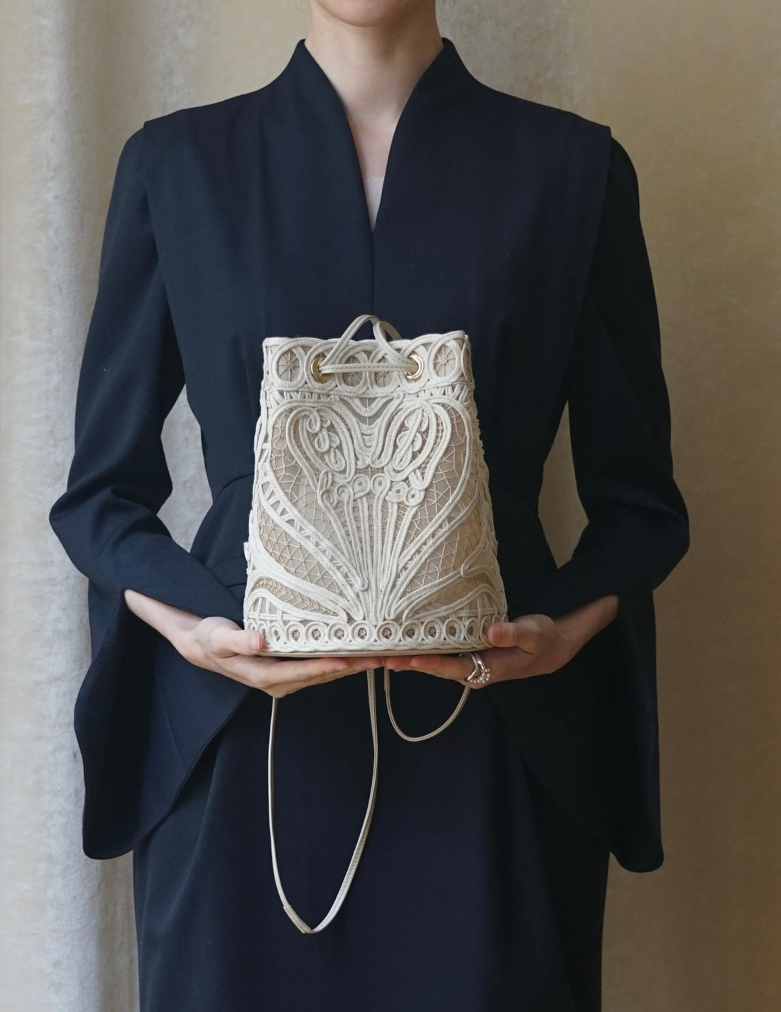 Sac seau brodé en cordon・Beige