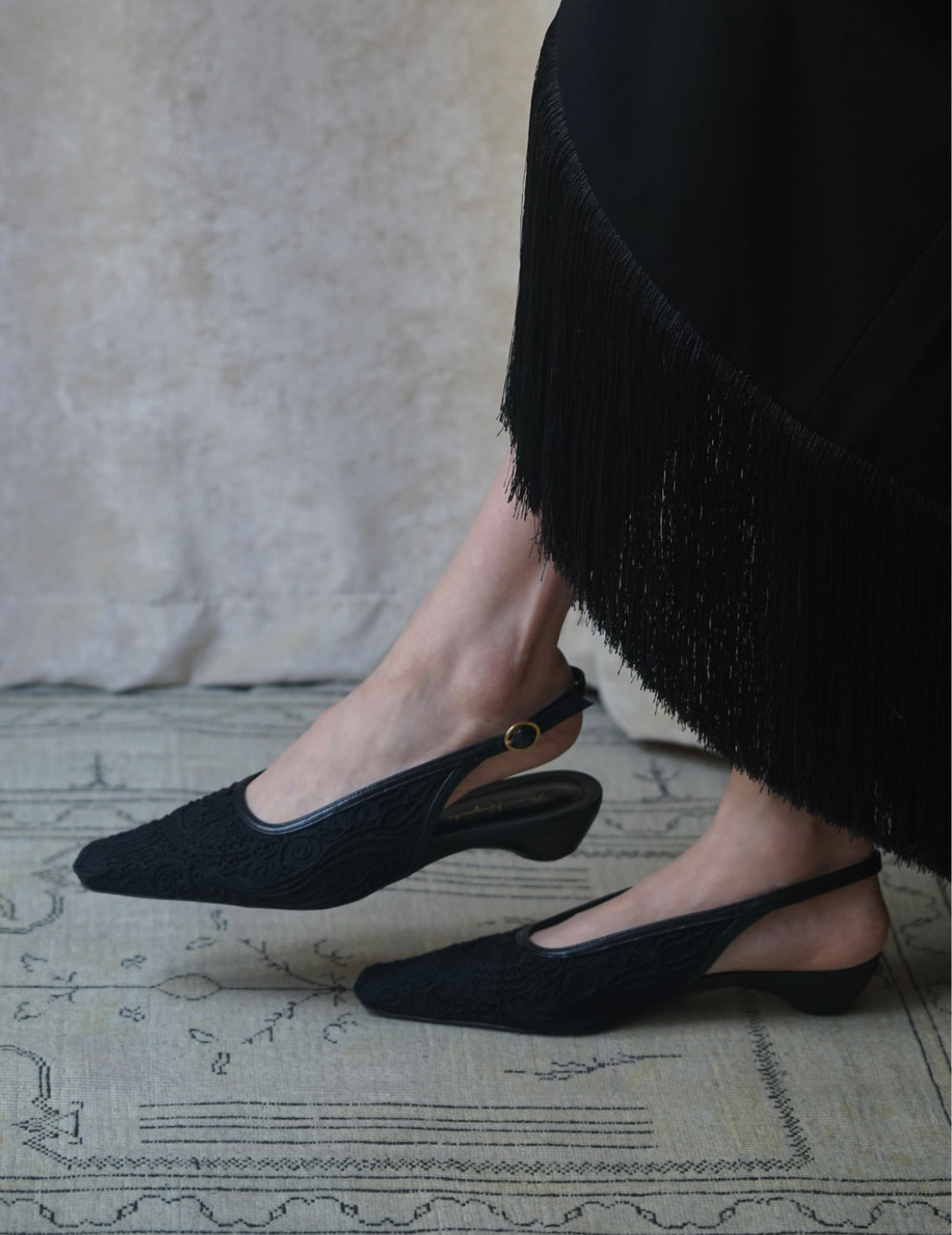 Escarpins à bride arrière avec broderies et cordons・Noir