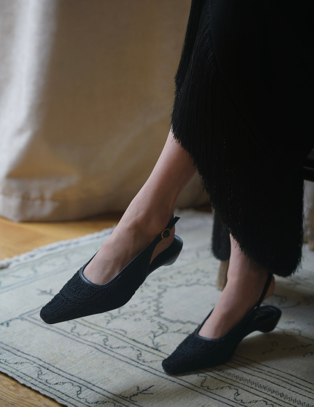 Escarpins à bride arrière avec broderies et cordons・Noir