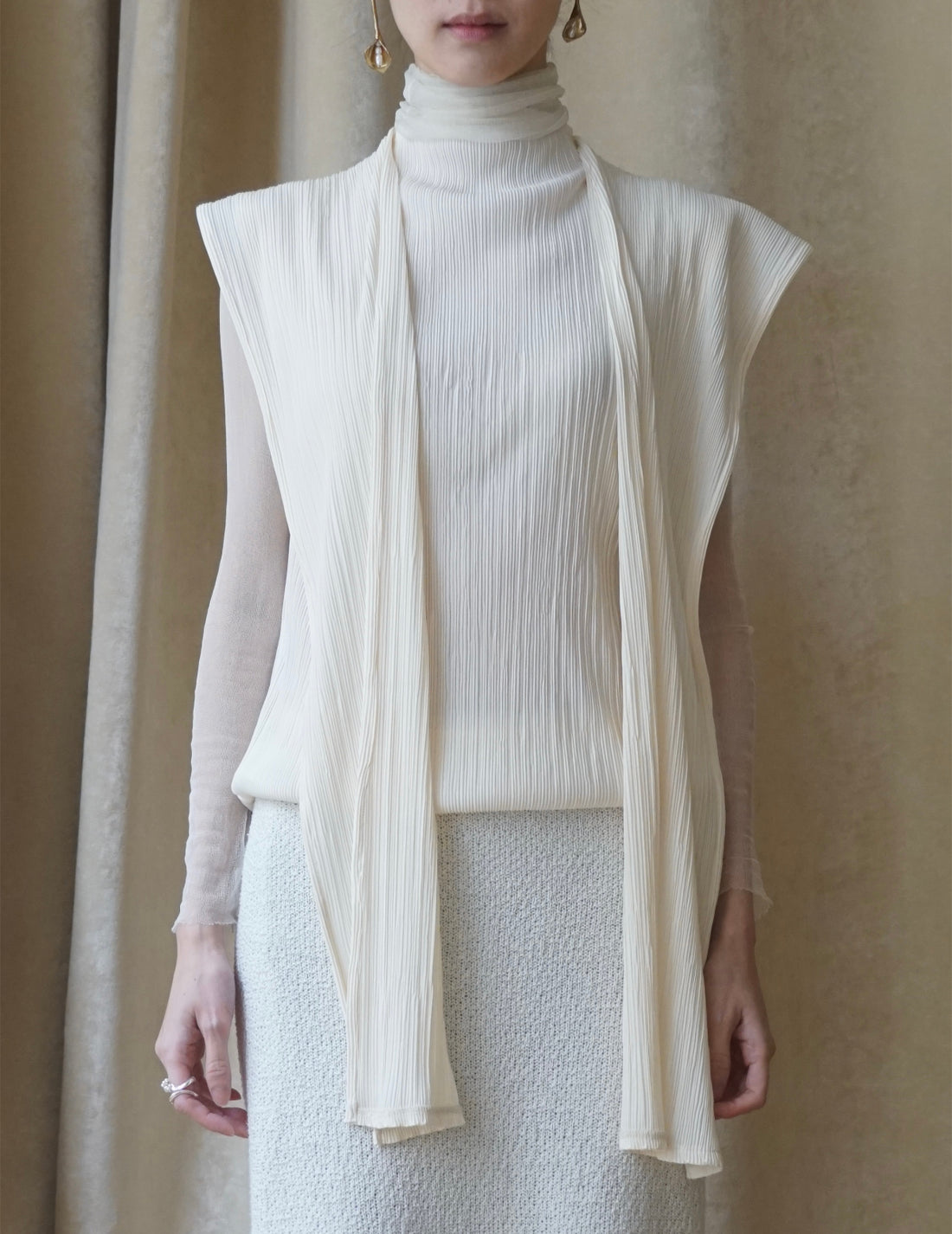 Ensemble haut sans manches à col montant et cache-nez à plis