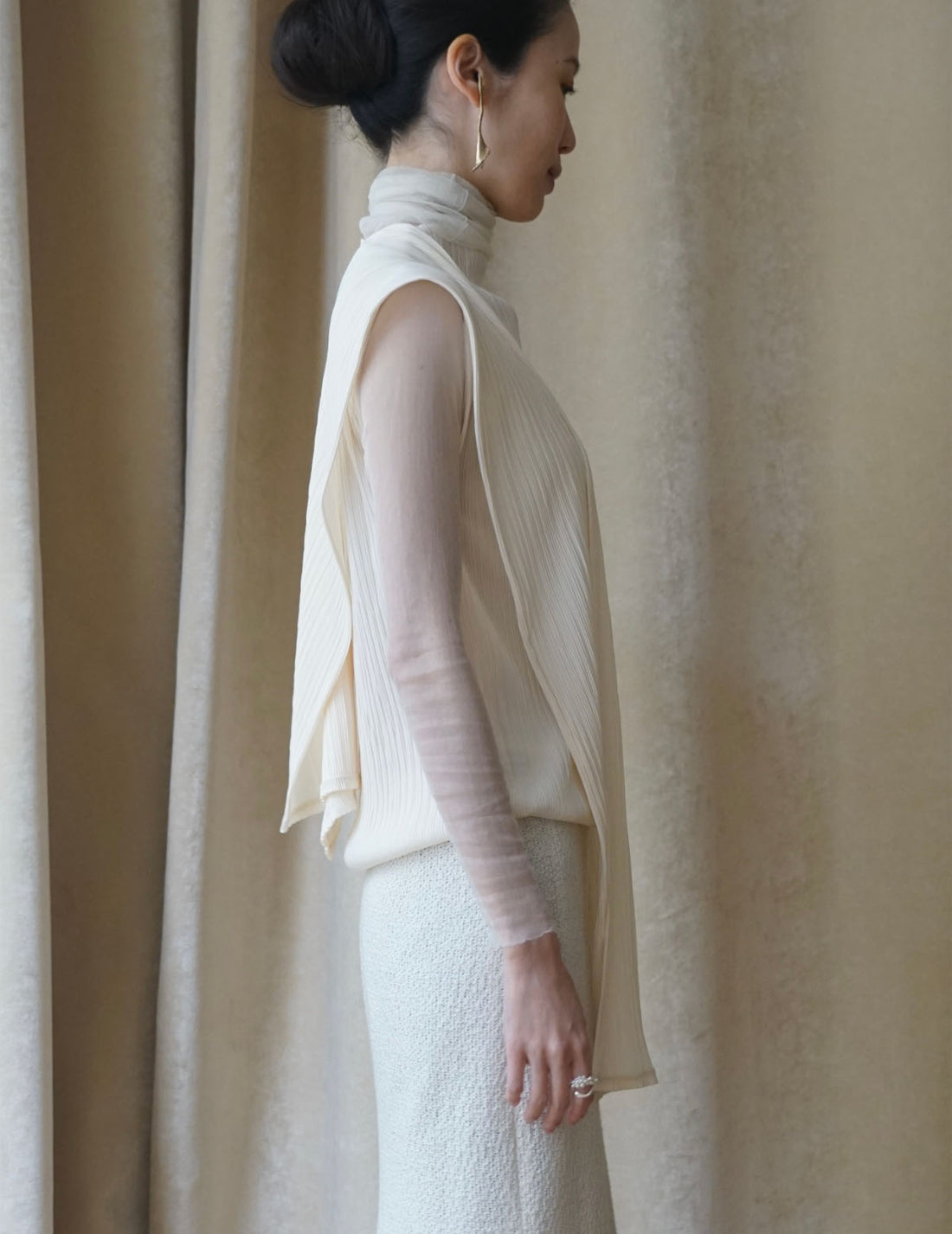 Ensemble haut sans manches à col montant et cache-nez à plis