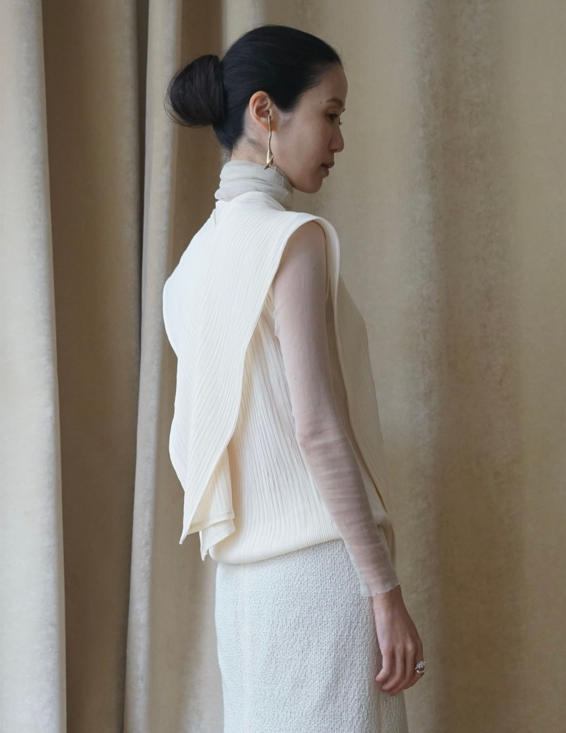 Ensemble haut sans manches à col montant et cache-nez à plis