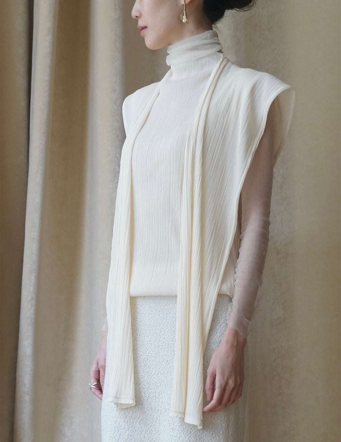 Ensemble haut sans manches à col montant et cache-nez à plis