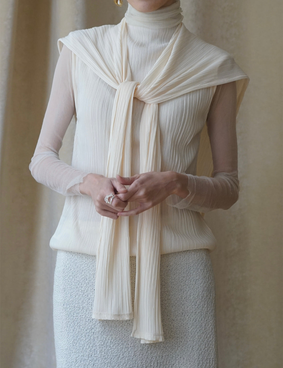 Ensemble haut sans manches à col montant et cache-nez à plis