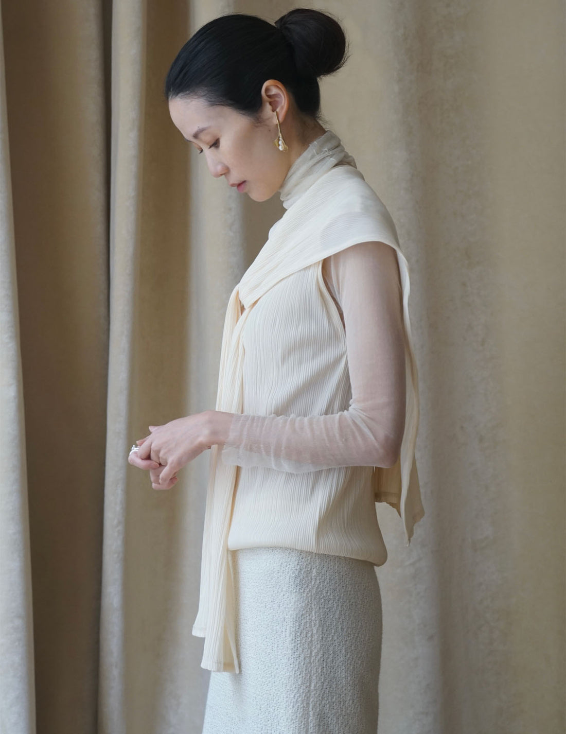 Ensemble haut sans manches à col montant et cache-nez à plis