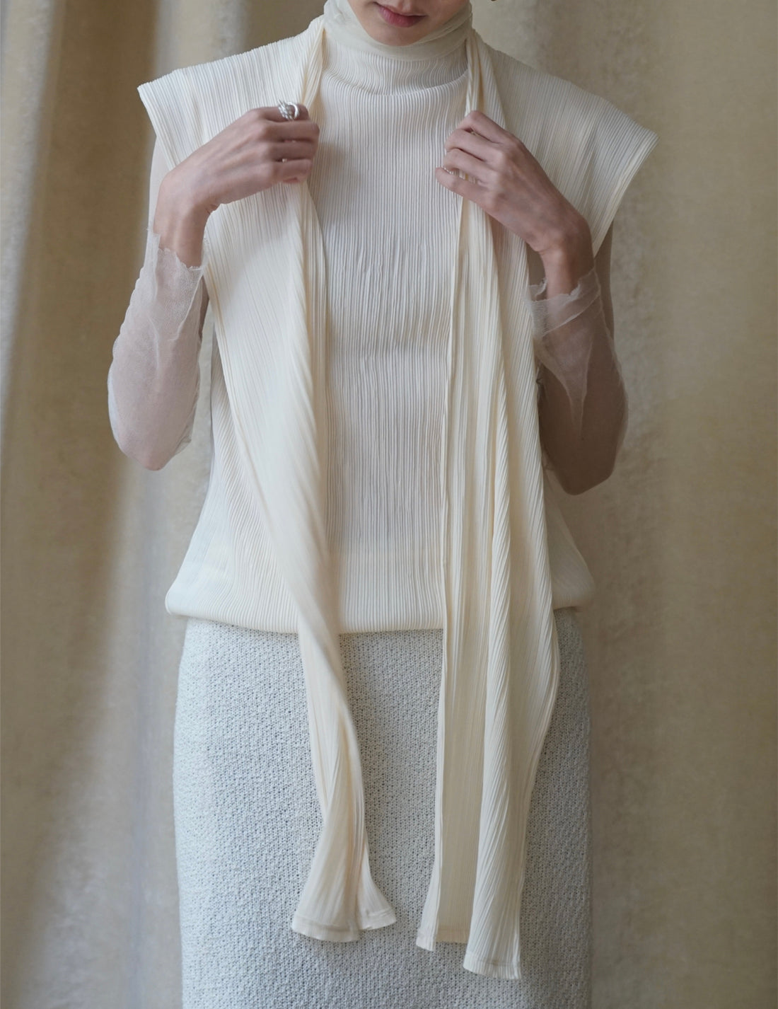 Ensemble haut sans manches à col montant et cache-nez à plis