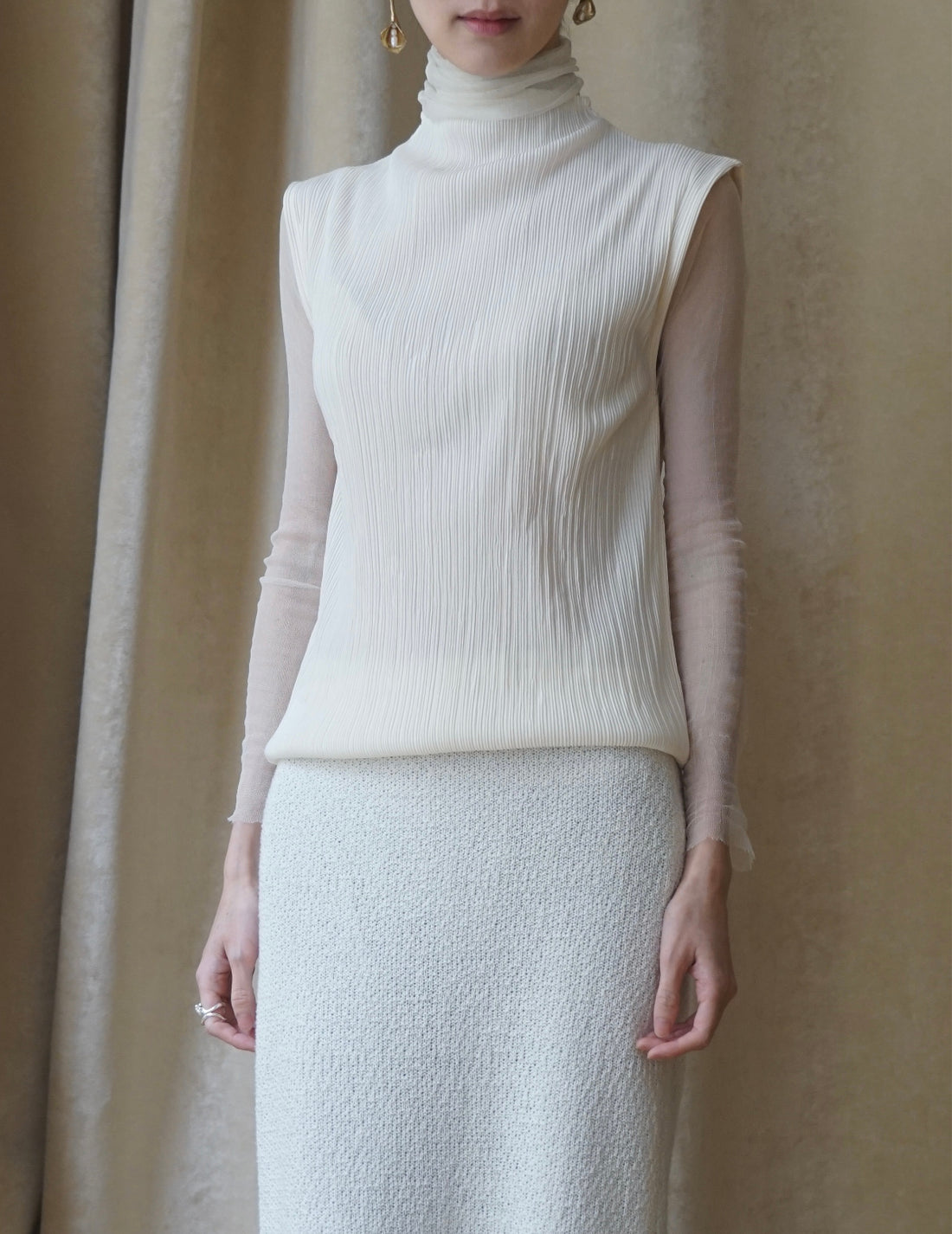 Ensemble haut sans manches à col montant et cache-nez à plis