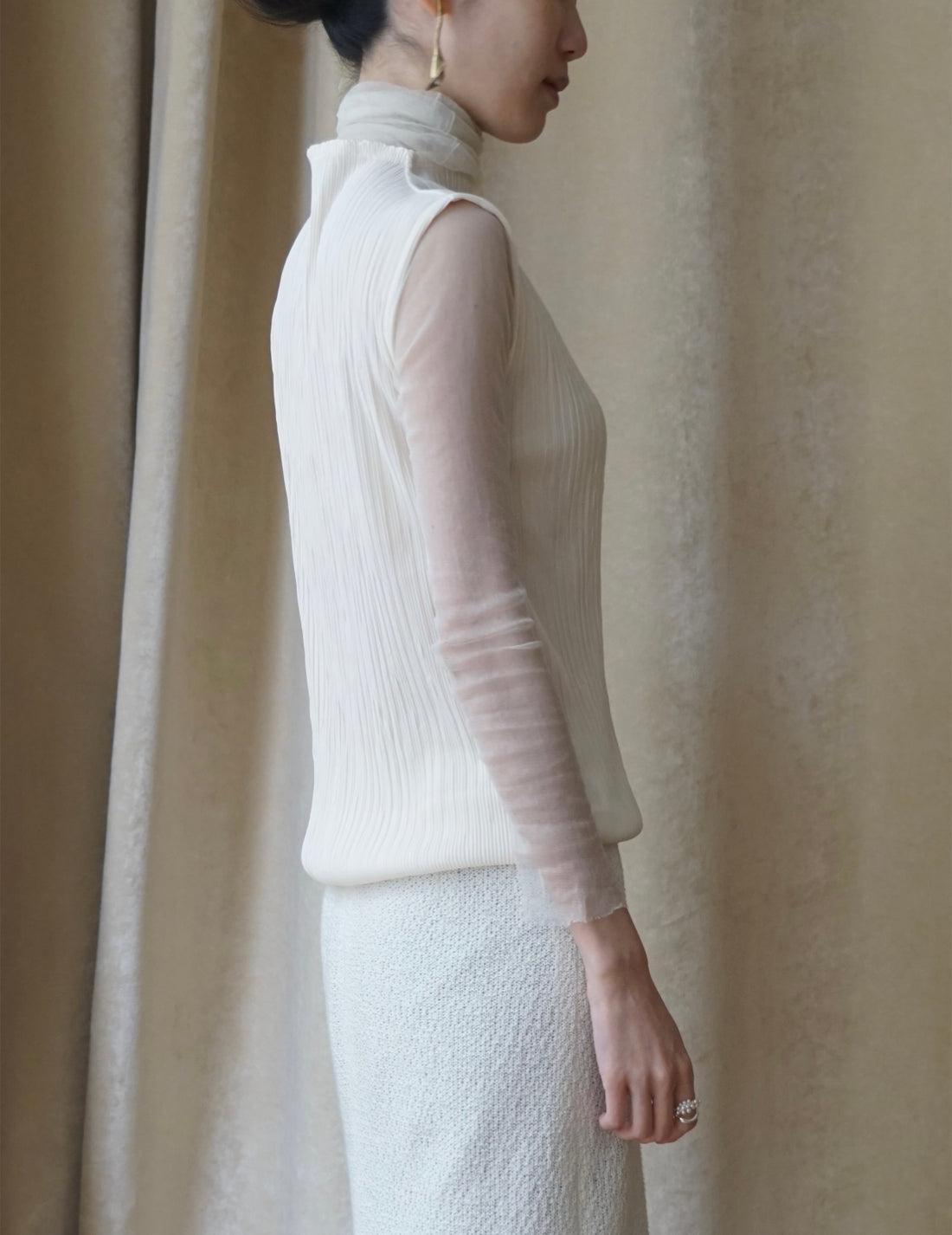 Ensemble haut sans manches à col montant et cache-nez à plis