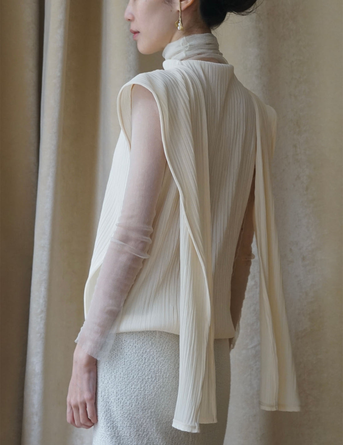 Ensemble haut sans manches à col montant et cache-nez à plis