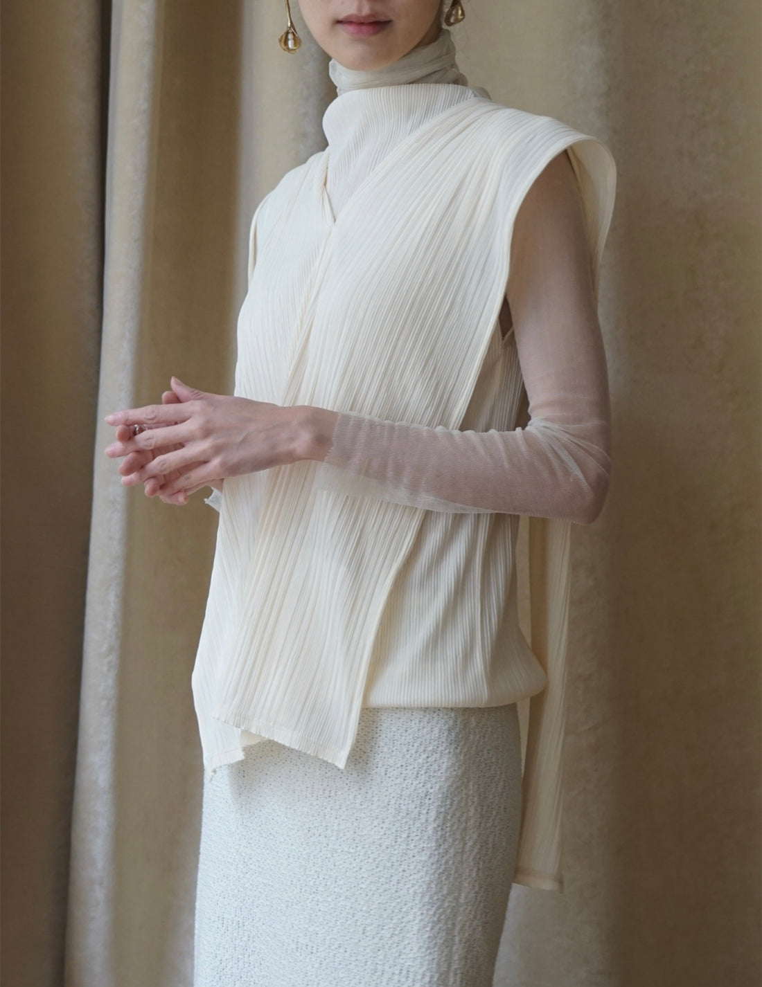 Ensemble haut sans manches à col montant et cache-nez à plis