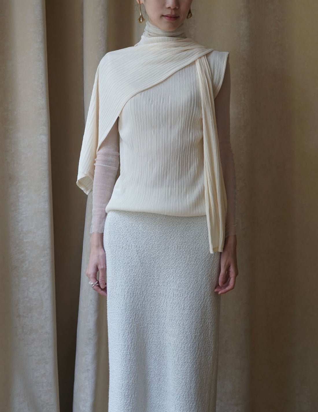 Ensemble haut sans manches à col montant et cache-nez à plis