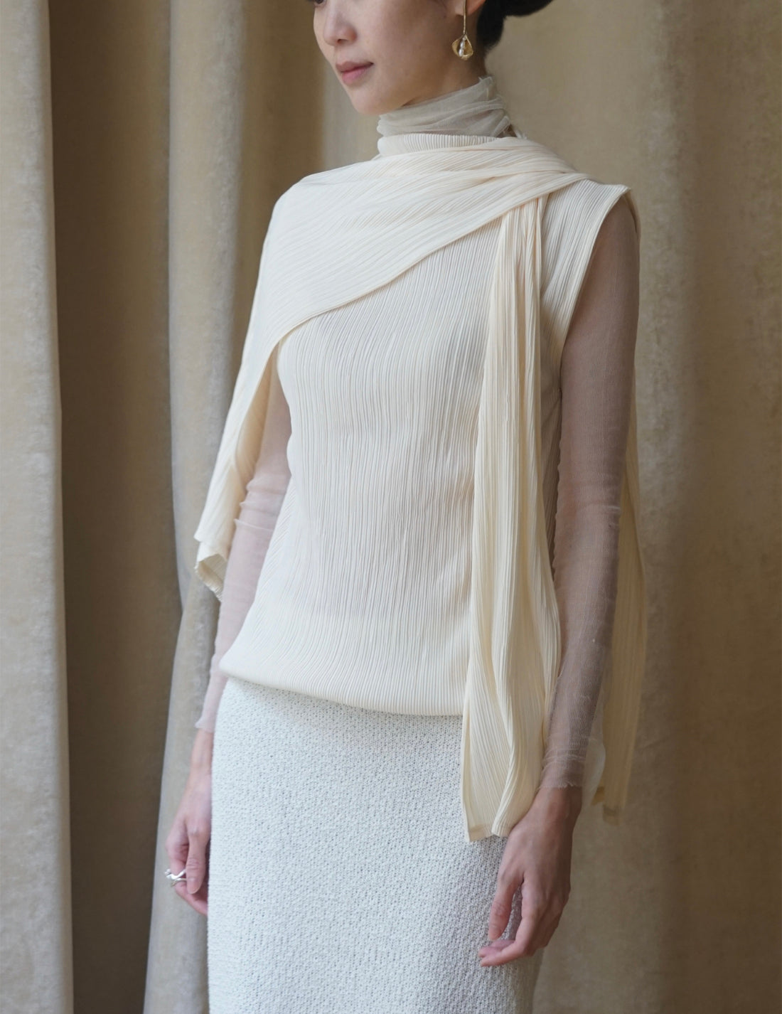 Ensemble haut sans manches à col montant et cache-nez à plis