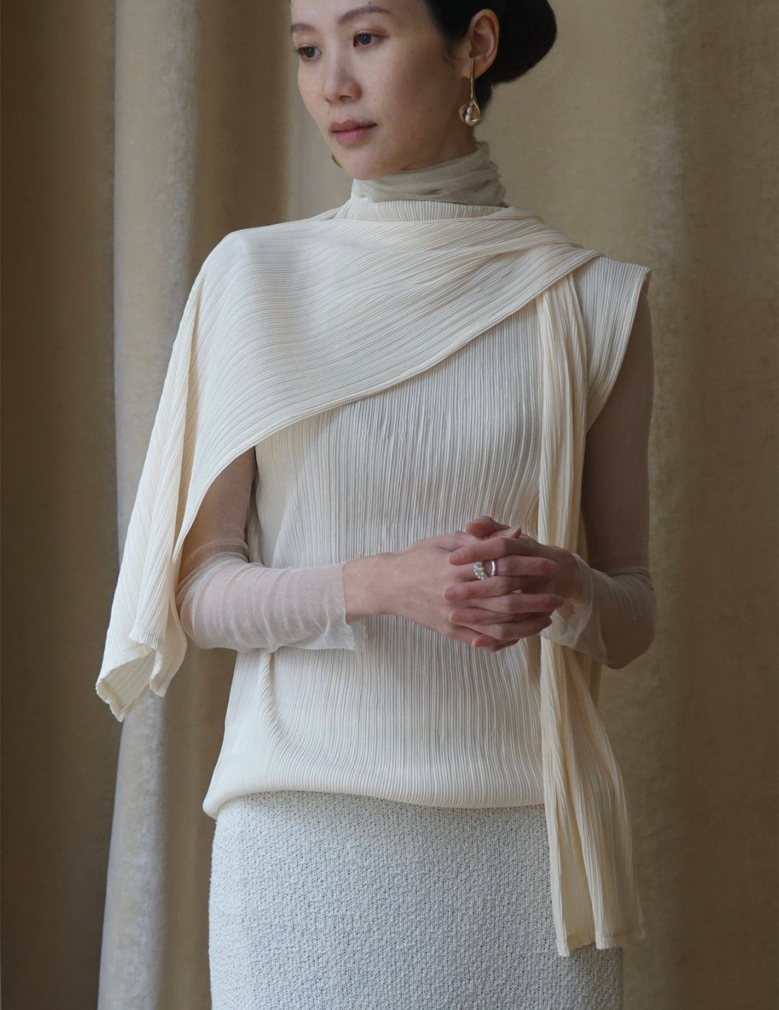 Ensemble haut sans manches à col montant et cache-nez à plis