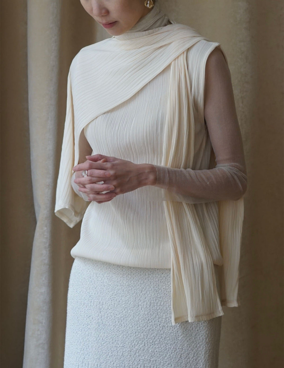 Ensemble haut sans manches à col montant et cache-nez à plis