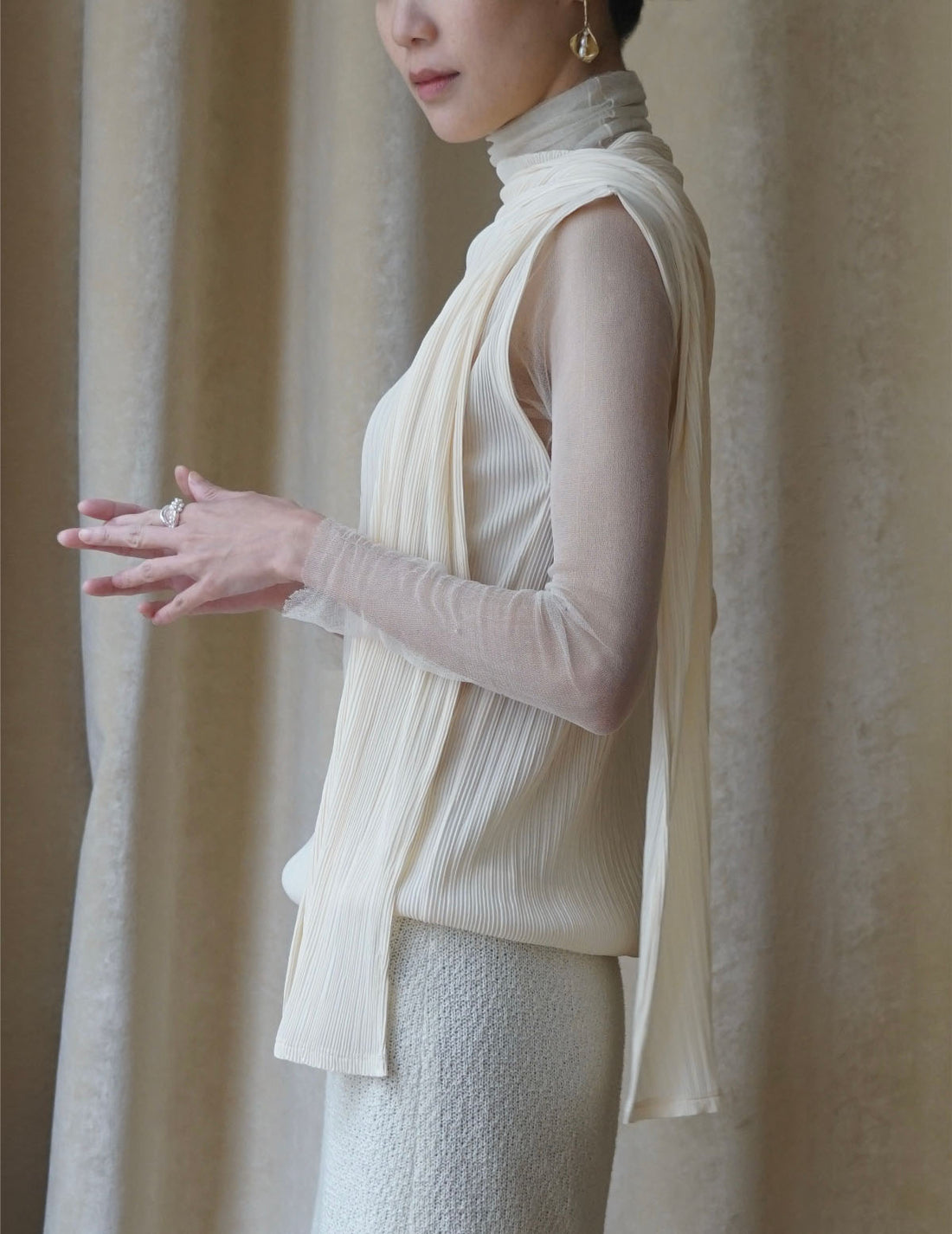 Ensemble haut sans manches à col montant et cache-nez à plis