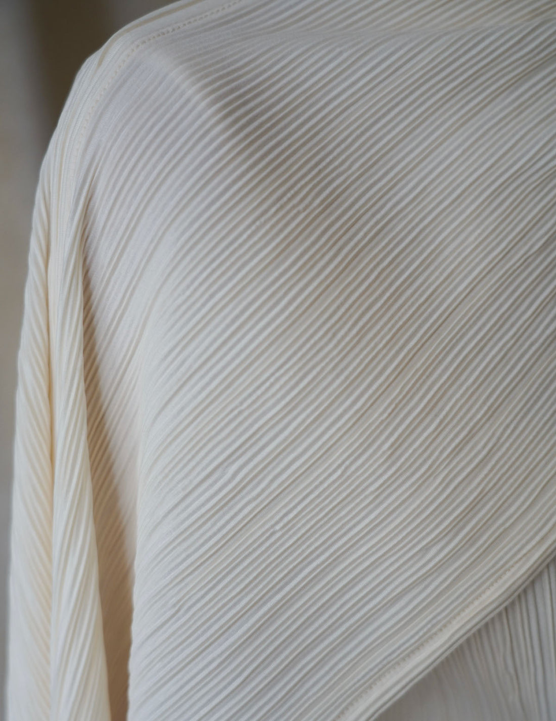 Ensemble haut sans manches à col montant et cache-nez à plis