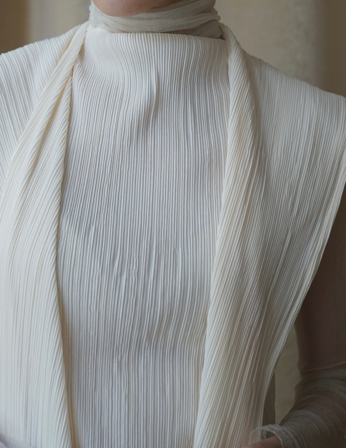 Ensemble haut sans manches à col montant et cache-nez à plis