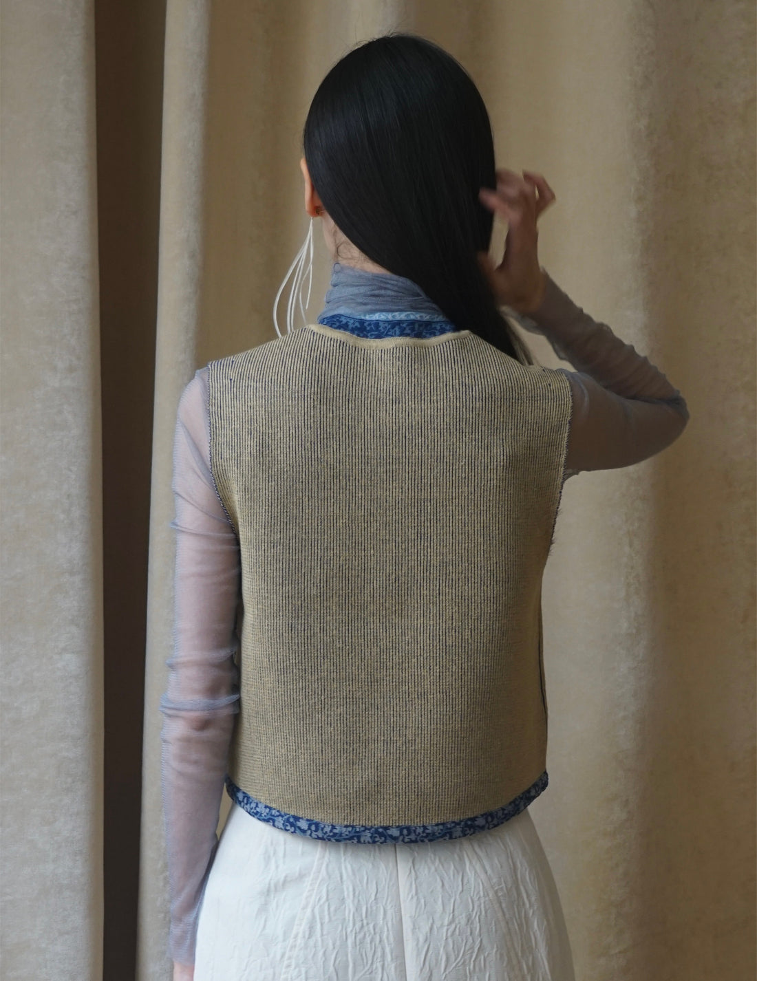 Haut court tricoté à détails floraux double face・beige