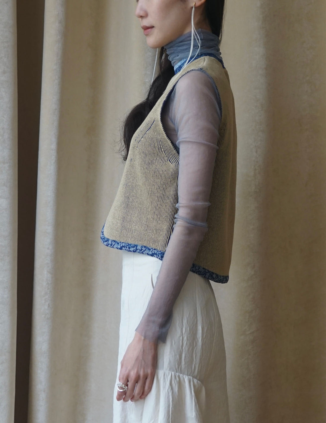 Haut court tricoté à détails floraux double face・beige