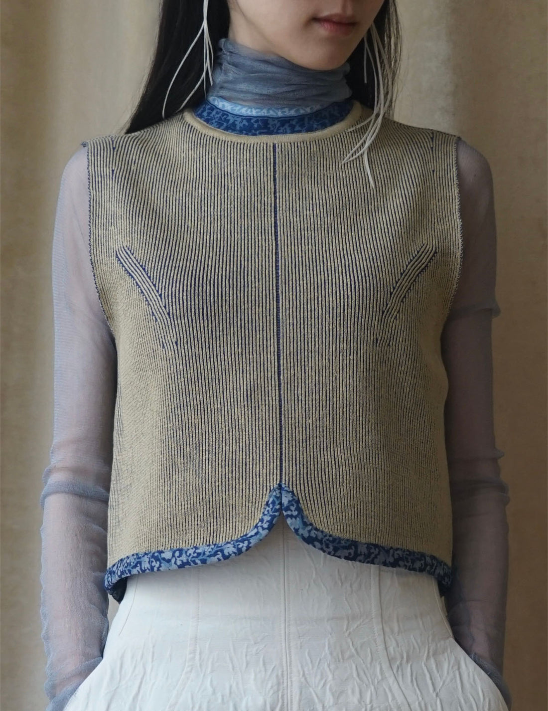 Haut court tricoté à détails floraux double face・beige