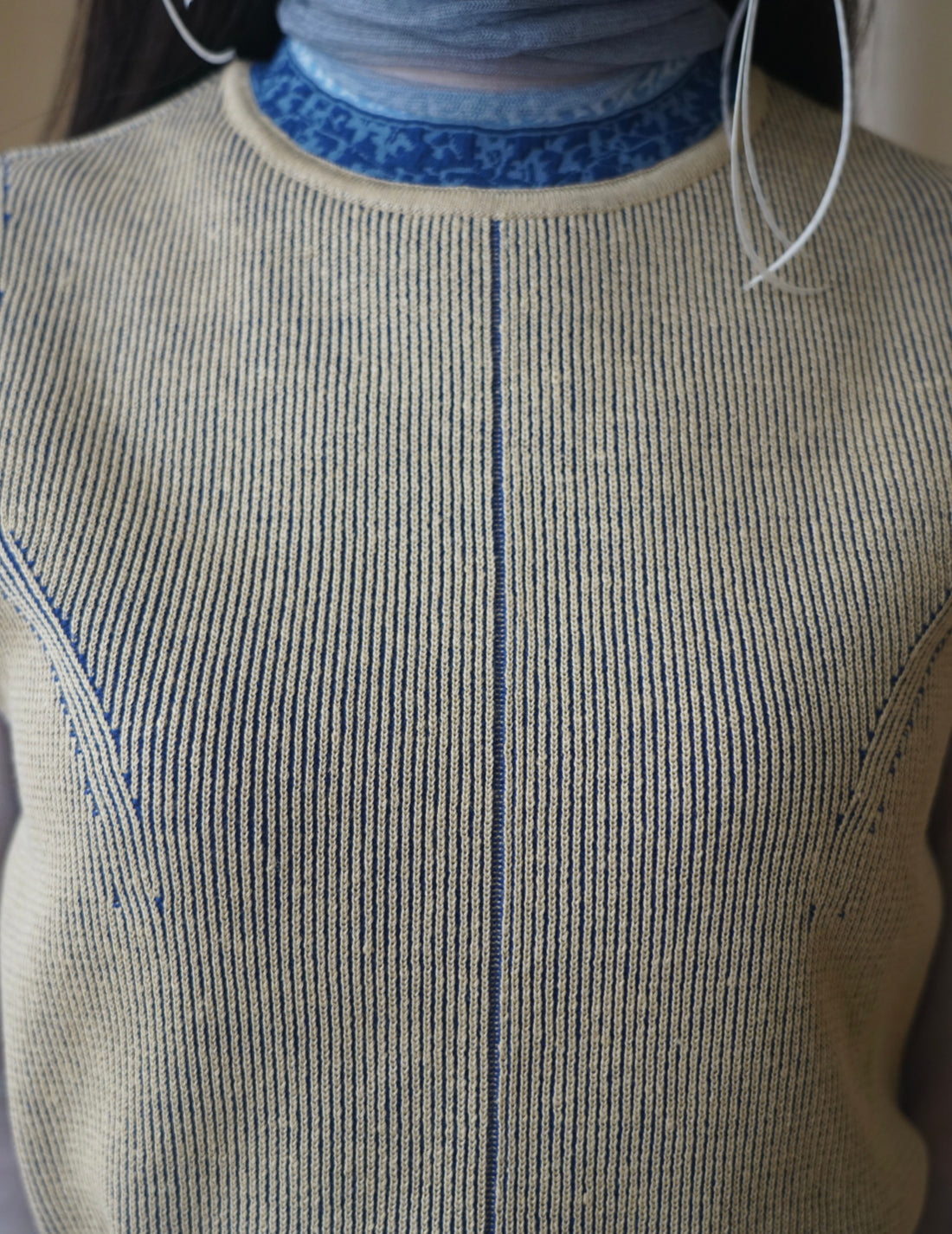 Haut court tricoté à détails floraux double face・beige