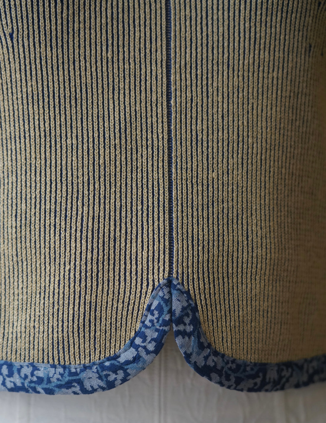 Haut court tricoté à détails floraux double face・beige