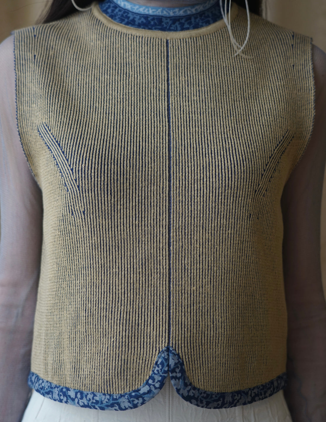 Haut court tricoté à détails floraux double face・beige