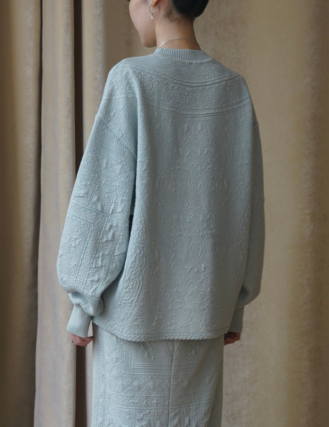 Haut en tricot délavé à motif floral en jacquard bleu