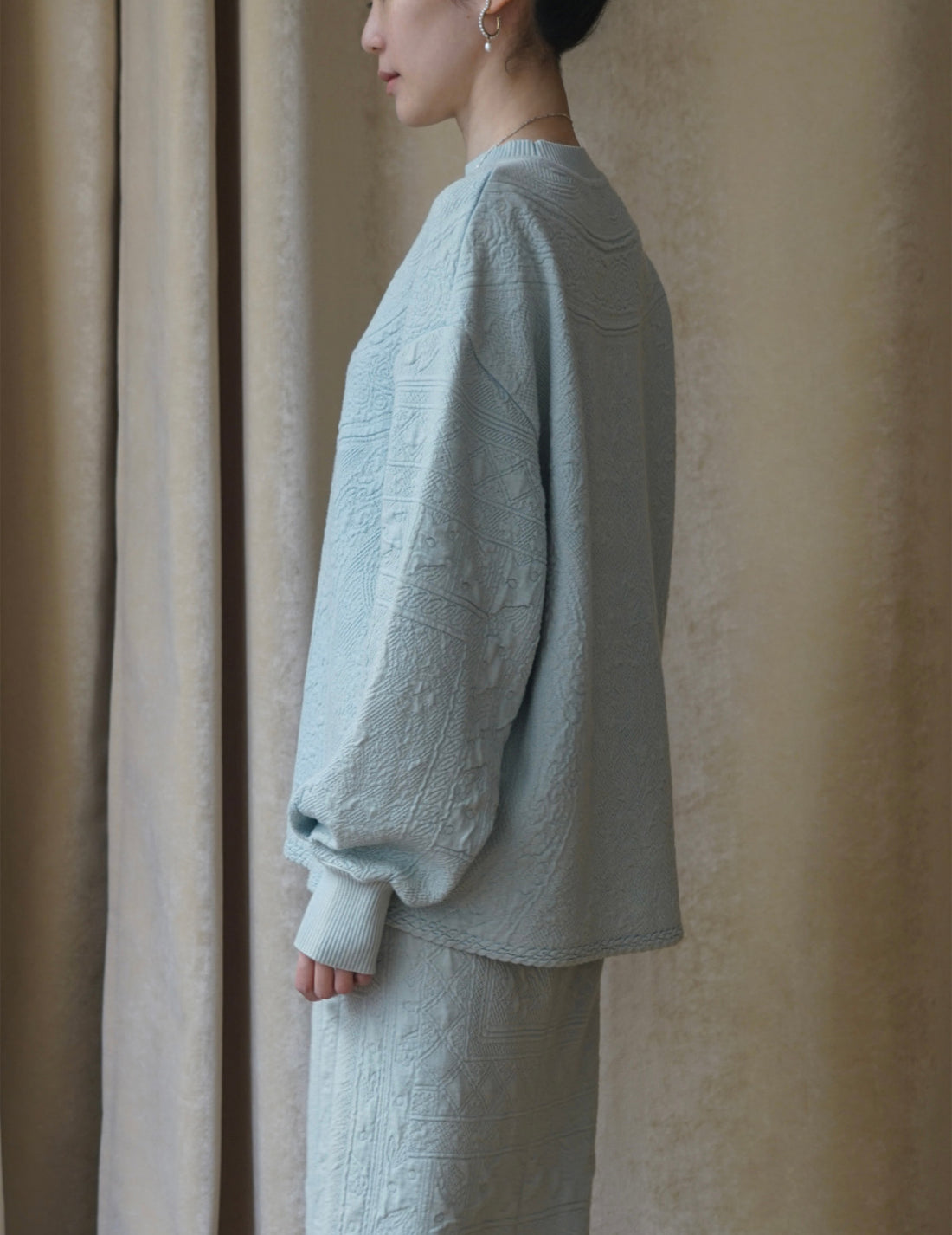 Haut en tricot délavé à motif floral en jacquard bleu