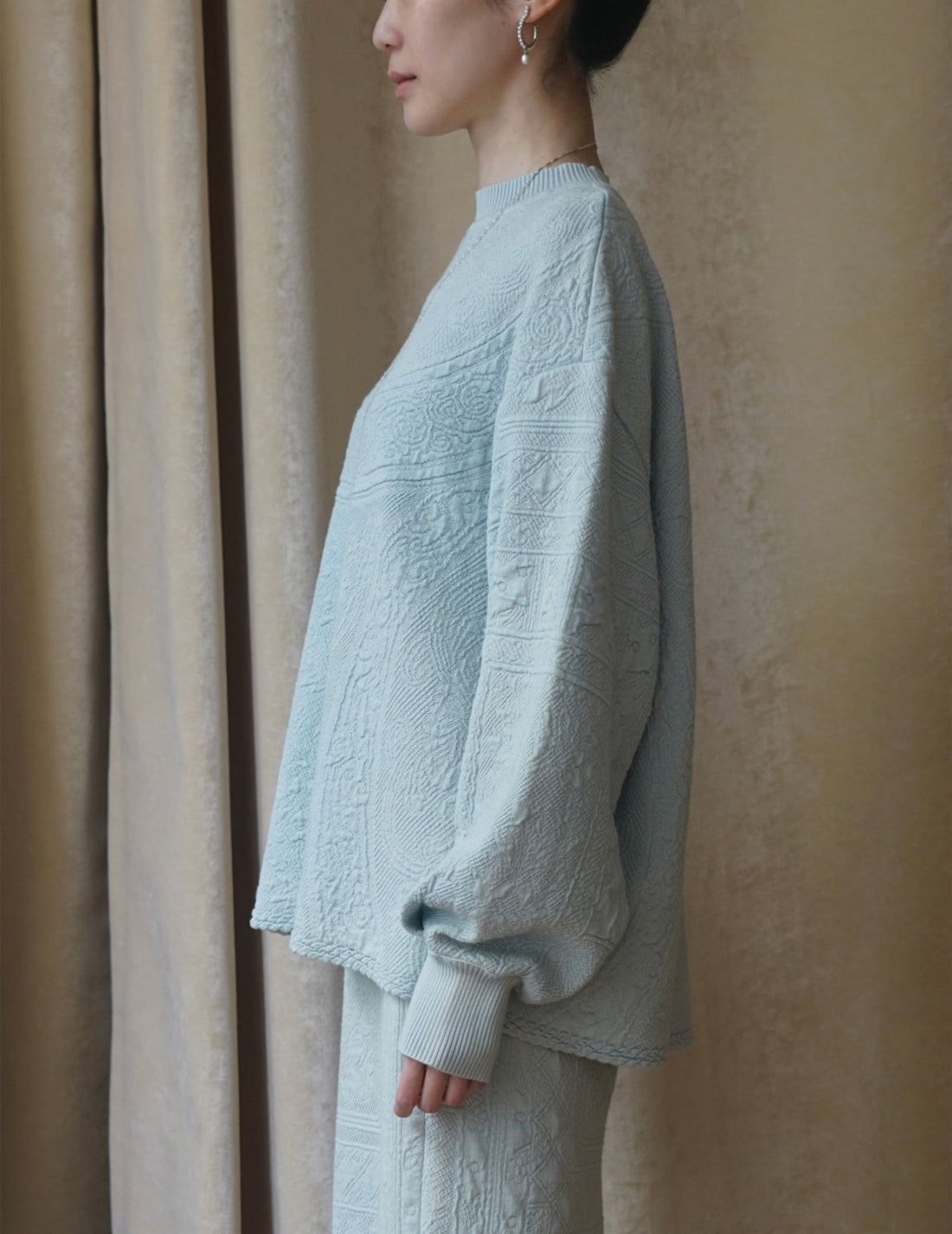 Haut en tricot délavé à motif floral en jacquard bleu