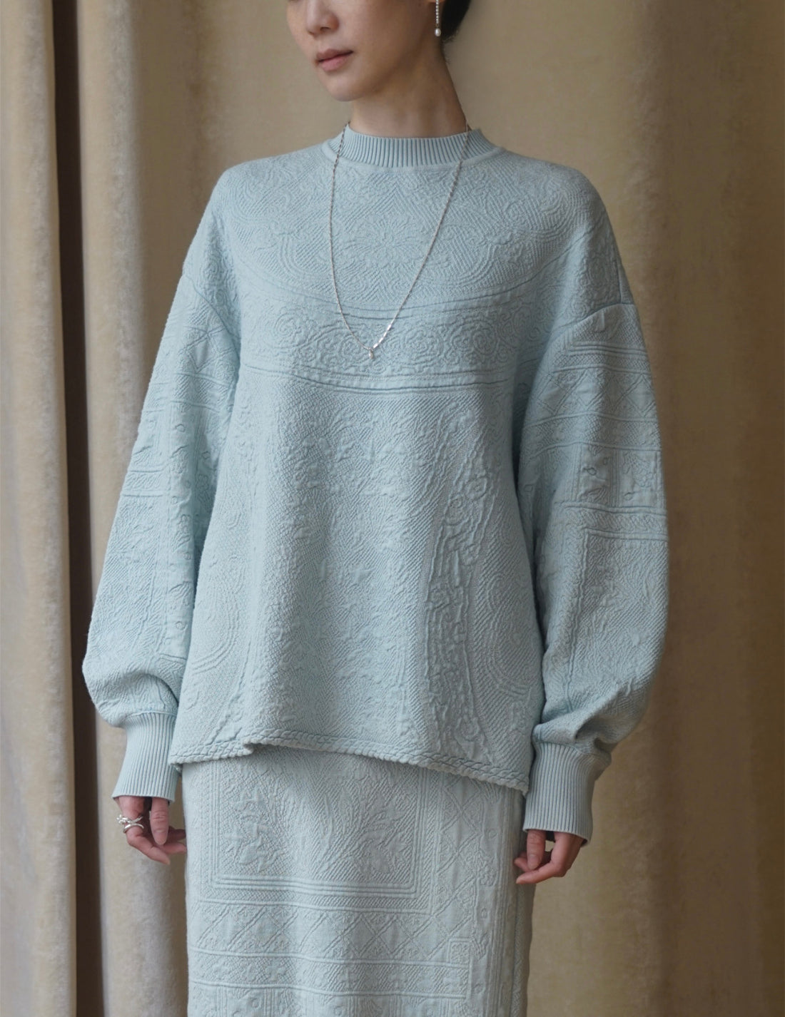 Haut en tricot délavé à motif floral en jacquard bleu