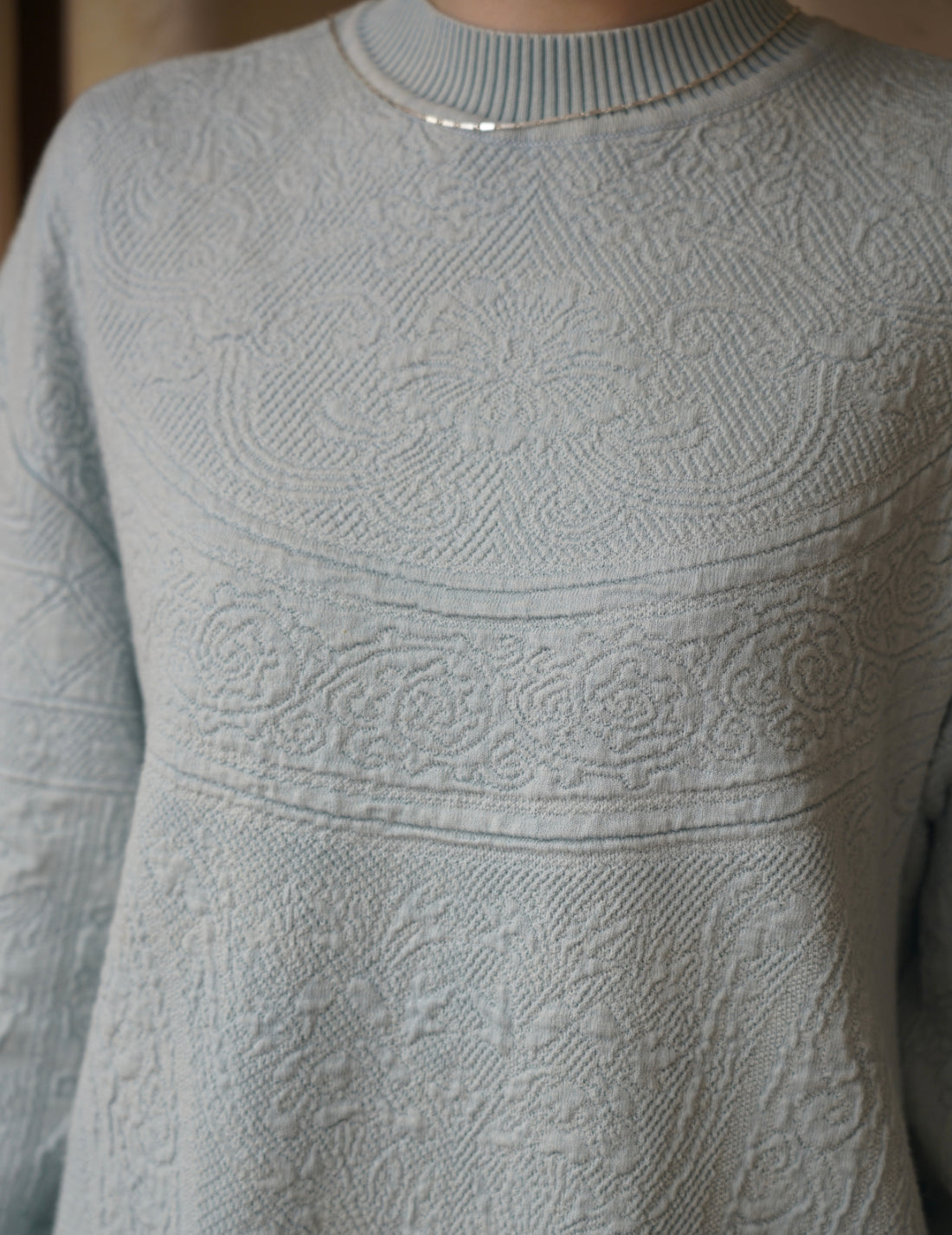 Haut en tricot délavé à motif floral en jacquard bleu