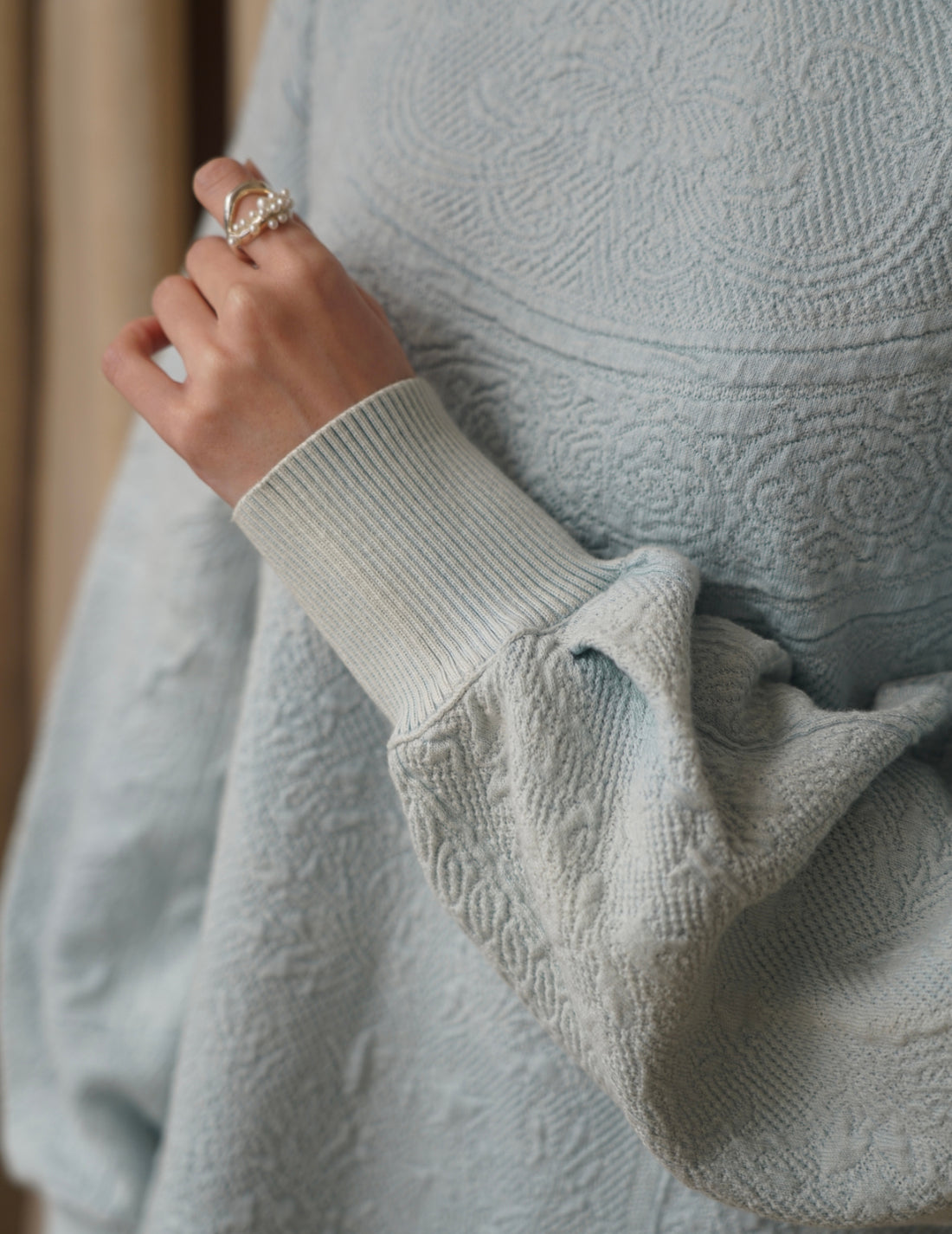 Haut en tricot délavé à motif floral en jacquard bleu