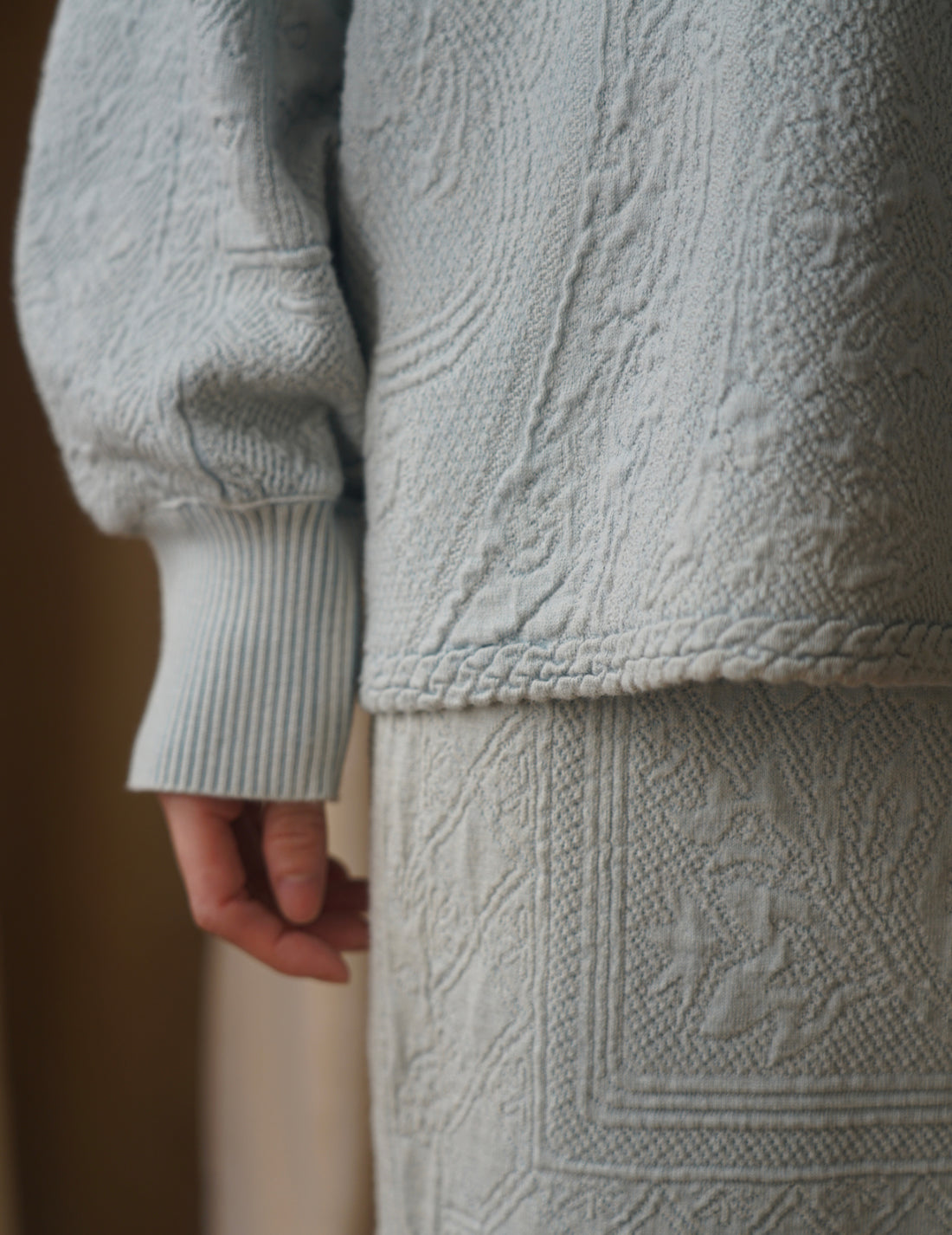 Haut en tricot délavé à motif floral en jacquard bleu