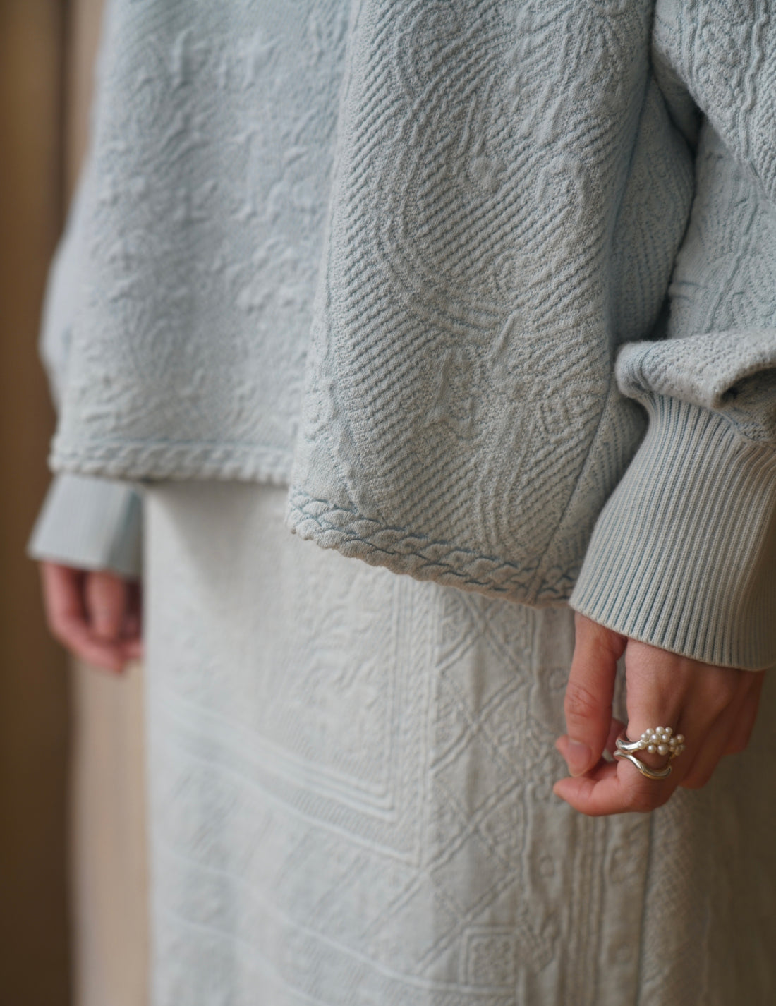 Haut en tricot délavé à motif floral en jacquard bleu