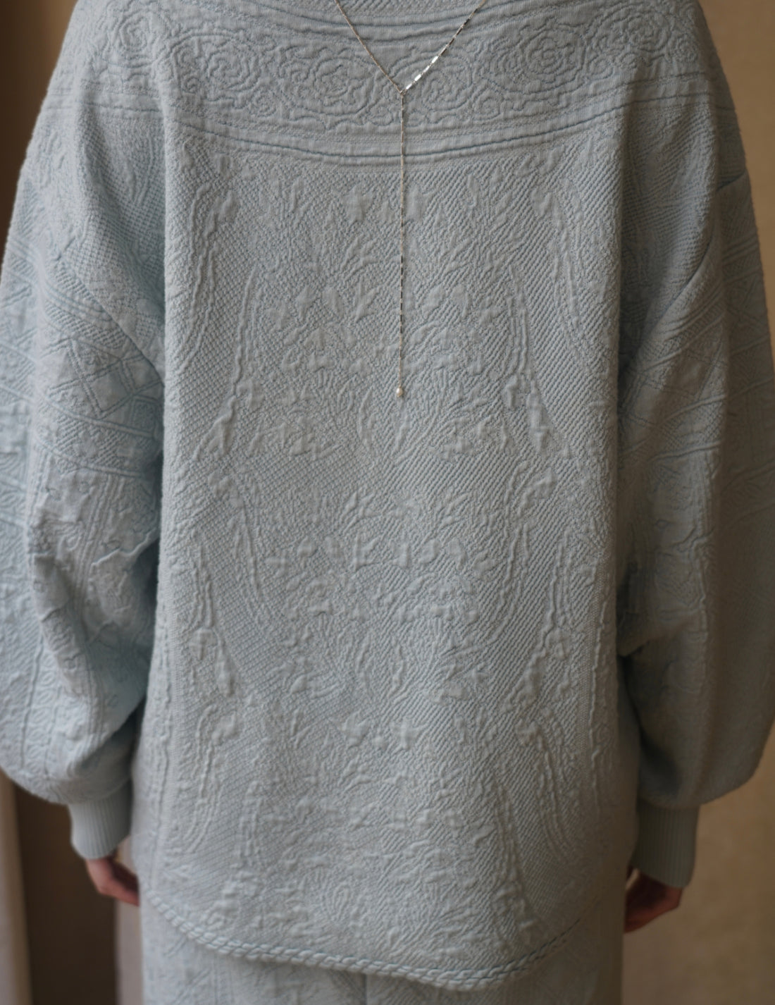 Haut en tricot délavé à motif floral en jacquard bleu