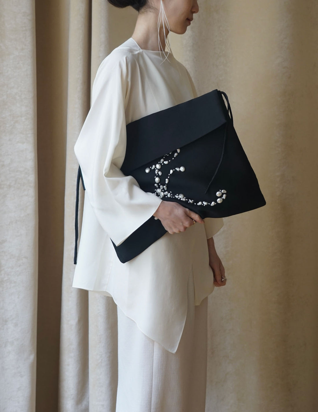 Mark Kenly Domino Tan | Atelier Ayo Clutch・Black