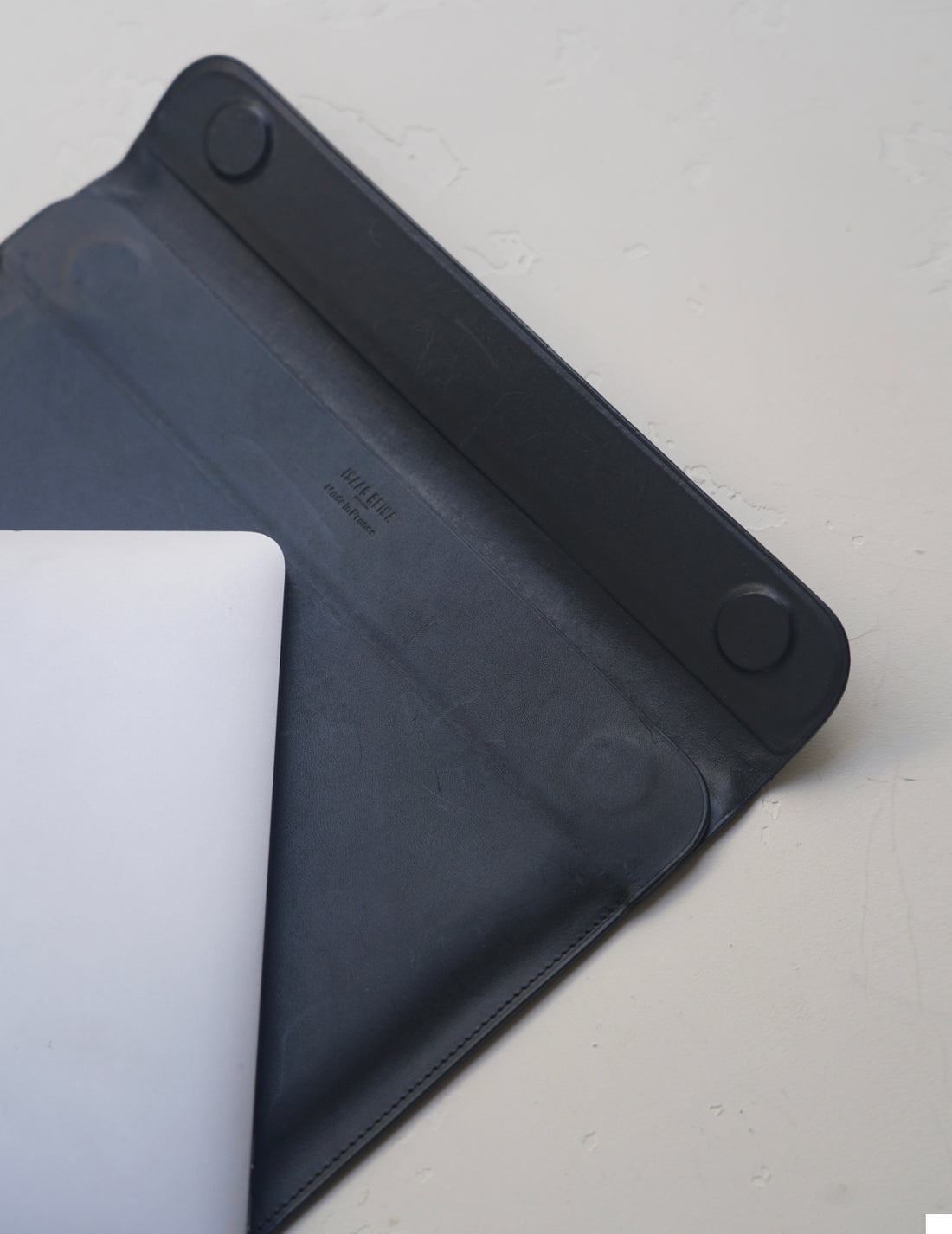 ISAAC REINA｜Laptop Case With Flap - Black