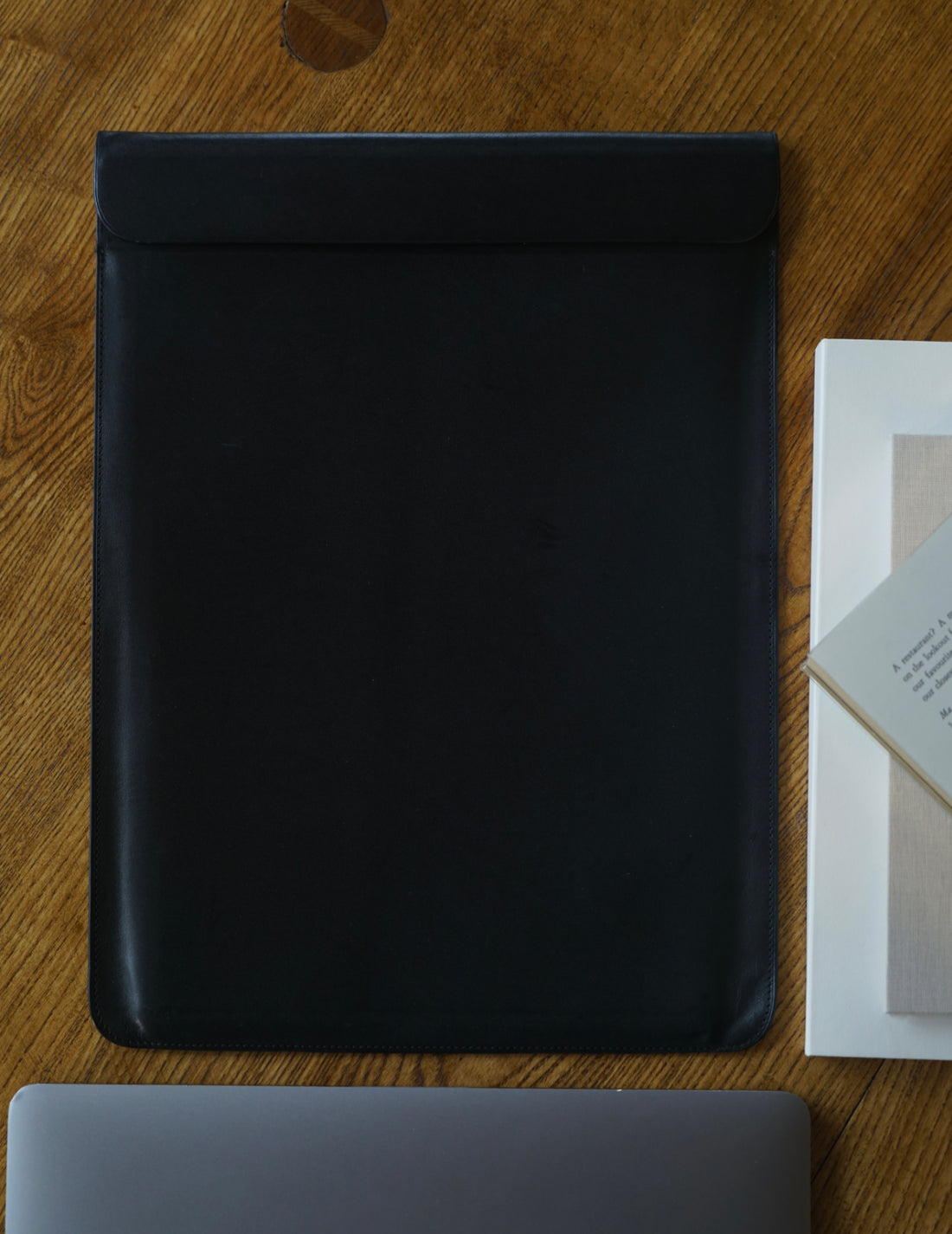 ISAAC REINA｜Laptop Case With Flap - Black