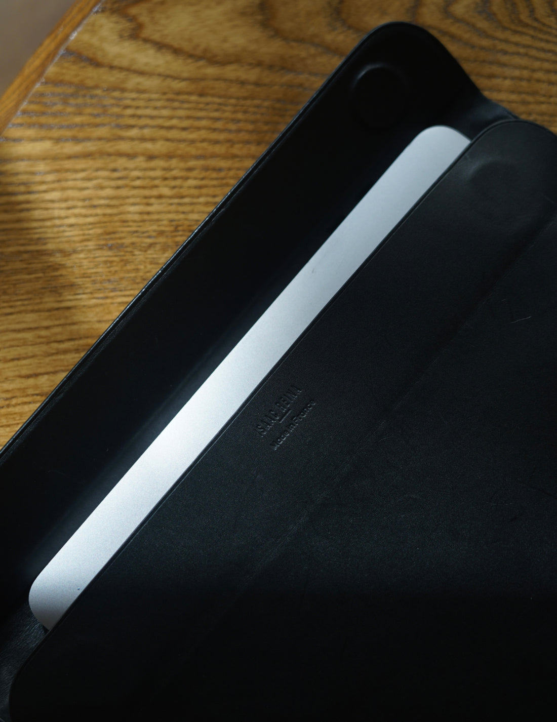 ISAAC REINA｜Laptop Case With Flap - Black