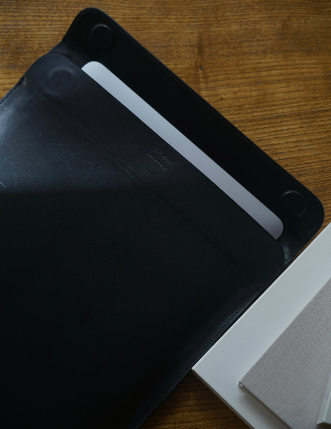 ISAAC REINA｜Laptop Case With Flap - Black