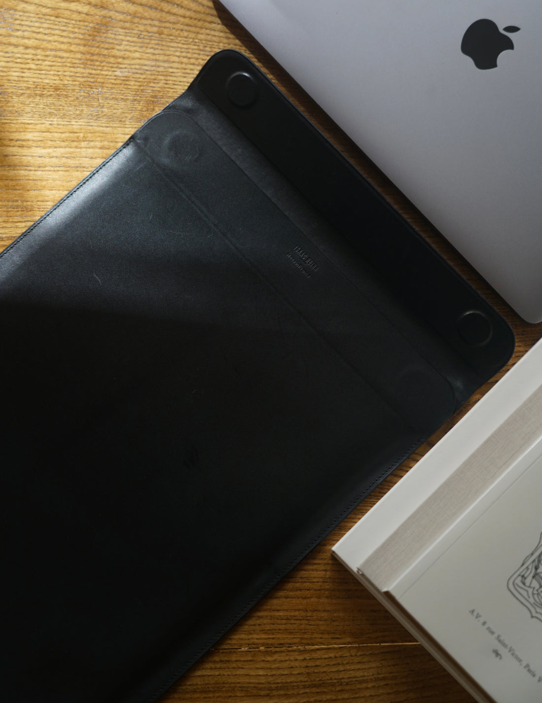 ISAAC REINA｜Laptop Case With Flap - Black