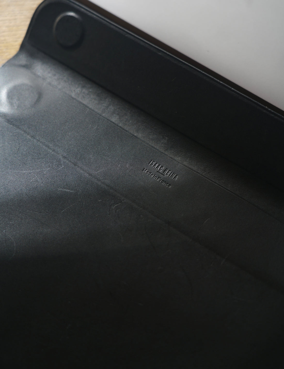 ISAAC REINA｜Laptop Case With Flap - Black