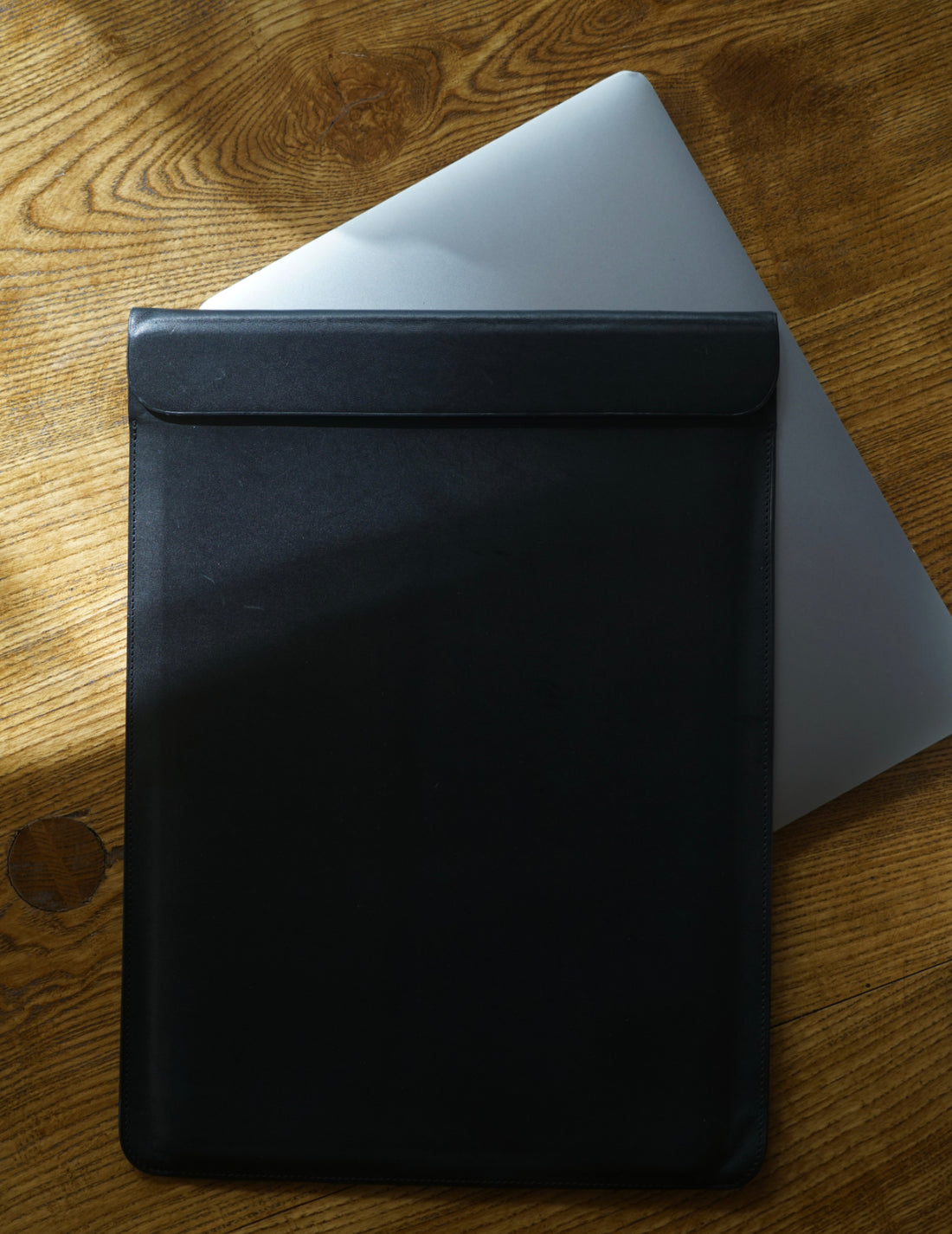 ISAAC REINA｜Laptop Case With Flap - Black