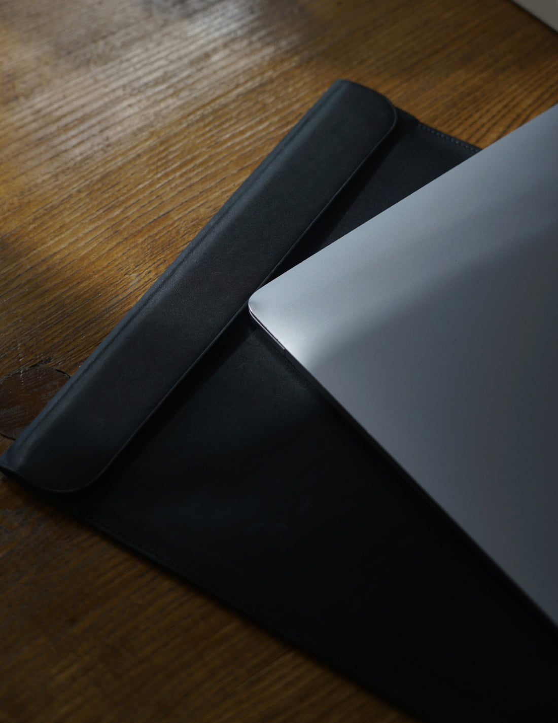 ISAAC REINA｜Laptop Case With Flap - Black