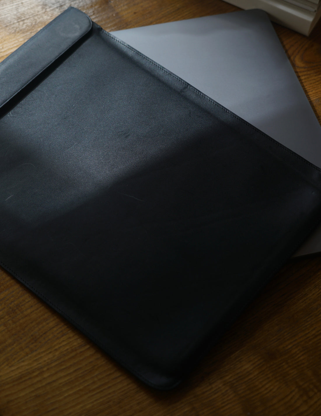 ISAAC REINA｜Laptop Case With Flap - Black