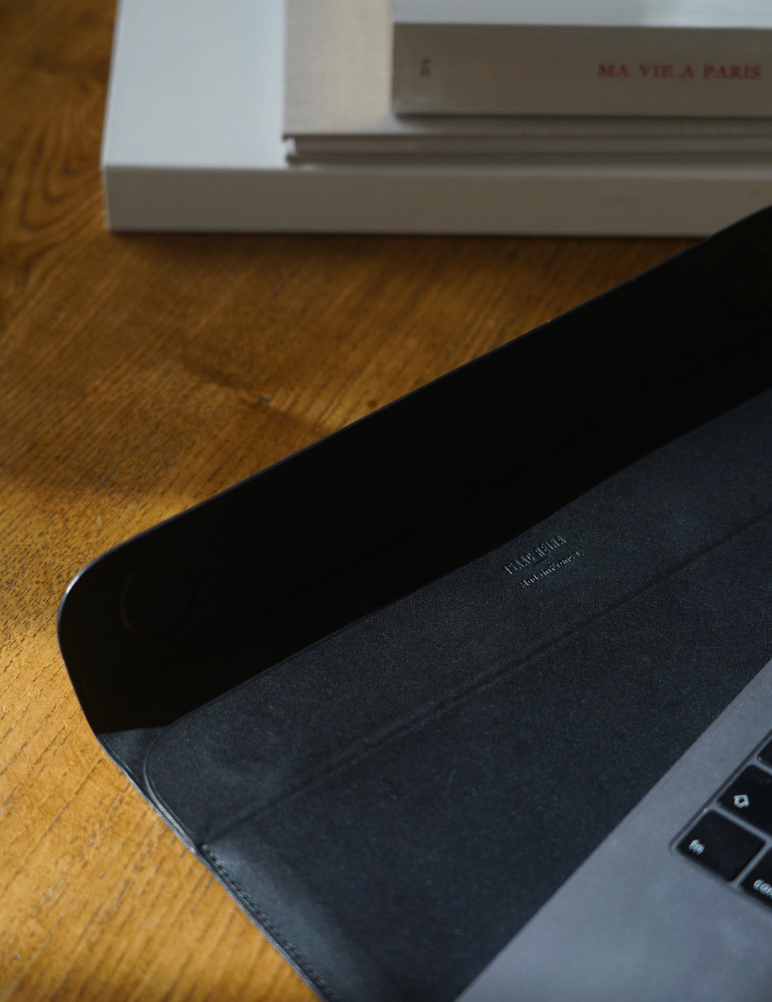 ISAAC REINA｜Laptop Case With Flap - Black