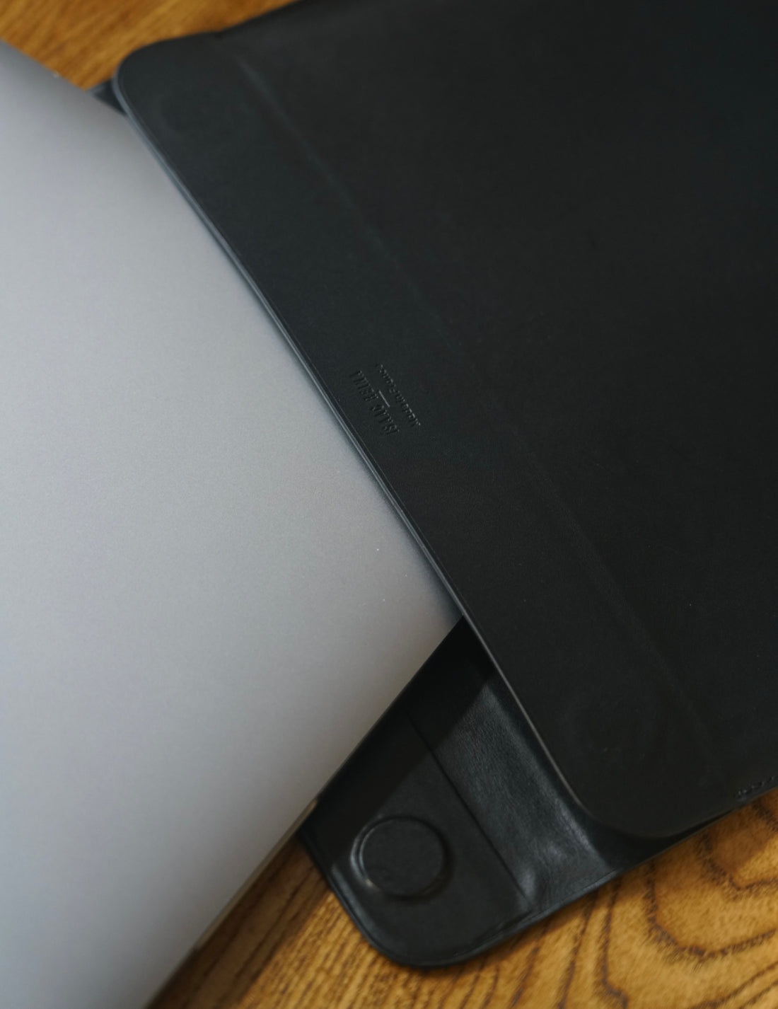 ISAAC REINA｜Laptop Case With Flap - Black