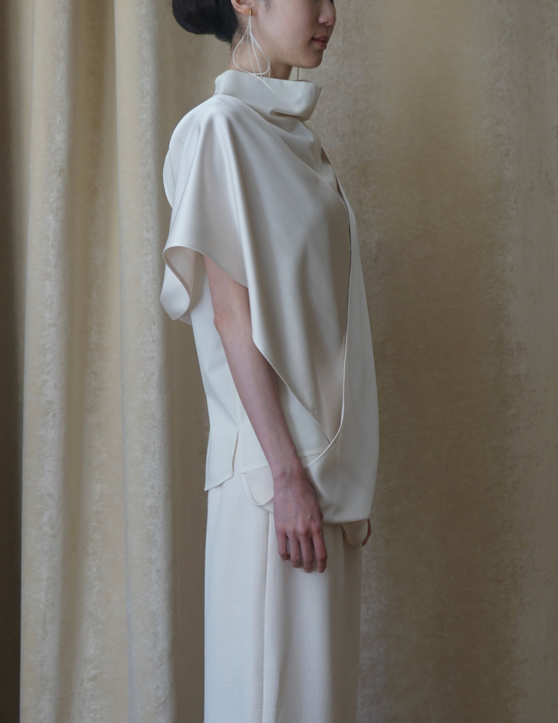 Chemisier sans manches à col montant