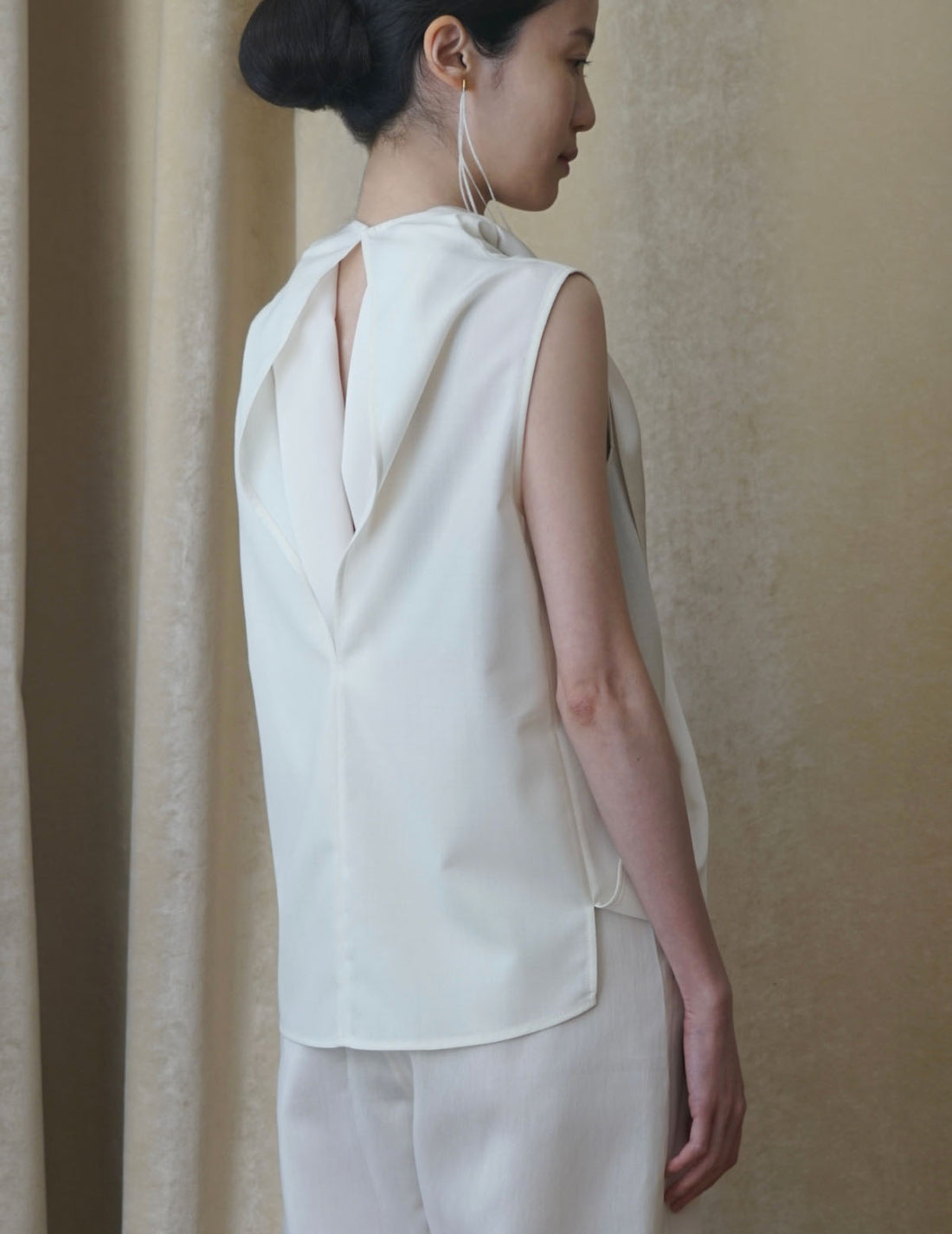 Chemisier sans manches à col montant